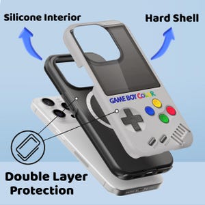 Może przedstawiać: Etui na telefon z retro wzorem Game Boy Color. Szara obudowa ma kolorowe przyciski i napis "GAME BOY COLOR". Posiada silikonowe wnętrze i twardą powłokę dla podw&oacute;jnej ochrony.