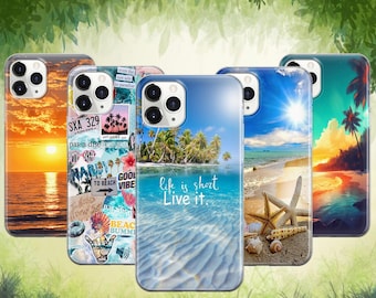 Può includere: Cinque custodie per telefono con scene di spiaggia tropicali. Una custodia mostra un tramonto sull'oceano, un'altra ha un collage di adesivi a tema spiaggia e una terza presenta il testo "life is short, live it." Le altre due custodie mostrano una spiaggia con palme e una stella marina.