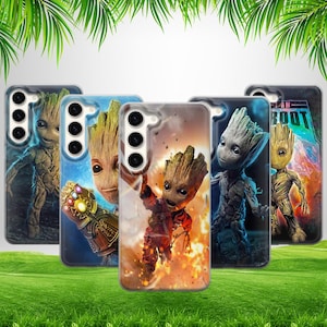 Könnte beinhalten: Fünf Handyhüllen mit der Figur Groot aus Guardians of the Galaxy. Die Hüllen zeigen Groot in verschiedenen Posen und Umgebungen, mit leuchtenden Farben und detaillierten Kunstwerken. Die Hüllen sind für ein bestimmtes Telefonmodell konzipiert.