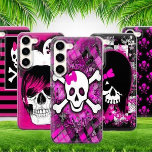 Puede incluir: Una colección de cinco fundas para teléfonos con varios diseños. Las fundas presentan un esquema de color negro y rosa con calaveras y huesos cruzados, cuadros y gráficos inspirados en el emo. Las fundas se muestran sobre un fondo de hierba verde y hojas de palmera.