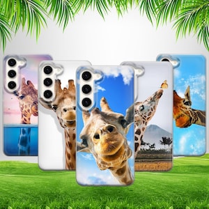 Op de afbeelding: Vijf telefoonhoesjes met girafafbeeldingen. Elk hoesje toont een unieke giraffenillustratie, van close-ups tot scènes met blauwe luchten en landschappen. De hoesjes hebben een glanzende afwerking en zijn ontworpen voor een smartphone.