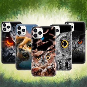 Op de afbeelding: Een verzameling van vijf telefoonhoesjes met uilenontwerpen. De hoesjes tonen close-up beelden van uilen met gedetailleerde veren en levendige oogkleuren, waaronder oranje, geel en bruin. De hoesjes zijn zwart en hebben een glanzende afwerking.
