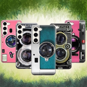 Pode incluir: Uma coleção de cinco capas de telemóvel com designs de câmaras vintage. As capas apresentam várias cores, incluindo rosa, preto e verde-azulado, com gráficos detalhados de lentes e corpos de câmaras. Algumas capas têm texto como "LEICA" e "ROLLEI-WER".