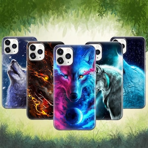 Può includere: Una collezione di custodie per telefoni con disegni di lupi. Le custodie presentano varie rappresentazioni artistiche di lupi, con colori vivaci e immagini dettagliate. I disegni includono un lupo che ulula, un lupo di fuoco e un lupo a doppia faccia con un pianeta.