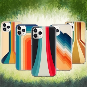 Può includere: Una collezione di cinque custodie per iPhone con design retrò. Le custodie presentano motivi colorati tra cui strisce, archi e forme simili a montagne nelle tonalità dell'arancione, del blu, del beige e del rosso. Le custodie sono esposte su uno sfondo verde sfocato.