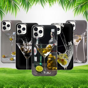 Peut inclure: Quatre étuis de téléphone différents avec un design de verre à martini et d'olives. Les étuis sont noirs et blancs avec un fond transparent. Les verres à martini sont remplis d'olives et d'un quartier de citron vert.