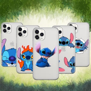 Op de afbeelding: Vijf doorzichtige telefoonhoesjes voor een iPhone, elk met een andere afbeelding van het blauwe buitenaardse personage Stitch. De ontwerpen tonen Stitch lachend, omringd door oranje vlammen, met roze bloemen of terwijl hij naar buiten kijkt.