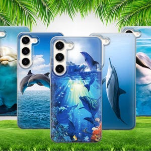 Peut inclure: Une collection de cinq coques de téléphone avec des motifs de dauphins. Les coques présentent des dauphins dans diverses poses, notamment sautant hors de l'eau et nageant sous l'eau. Les coques ont un code couleur bleu avec des fonds océaniques et célestes.