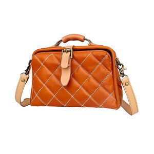 Stilvolle gesteppte orangefarbene Lederumhängetasche - schicke Damenhandtasche mit beigem Riemen & goldenen Akzenten für jeden Anlass