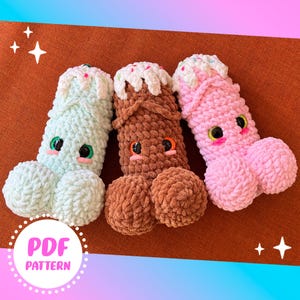 Könnte beinhalten: Drei skurrile, gehäkelte Phallus-Spielzeuge in Pastellfarben: Mintgrün, Braun und Rosa. Jedes hat eine strukturierte, weiße Oberseite, Kulleraugen und rosige Wangen. Der Text "PDF PATTERN" befindet sich in einem weißen Kreis.