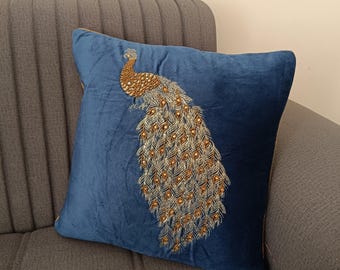 Almohada bordada a mano, bordado con cuentas de lentejuelas, funda de cojín de terciopelo, diseño de pavo real, regalo de inauguración de la casa