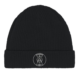 Puede incluir: Gorro de punto negro con un diseño geométrico blanco bordado en la parte delantera.