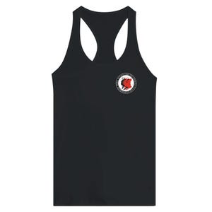 以下が含まれることがあります： 白い円形のロゴがついた黒いレーサーバックタンクトップ。ロゴには、王冠をかぶった赤い頭部のグラフィックが描かれており、周囲には「We Are The Revolution」という文字が書かれています。