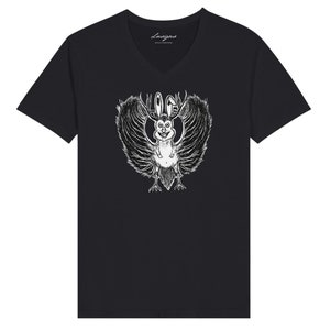 Op de afbeelding: Zwart V-hals T-shirt met een witte afbeelding van een gevleugeld konijn met een ondeugende uitdrukking.