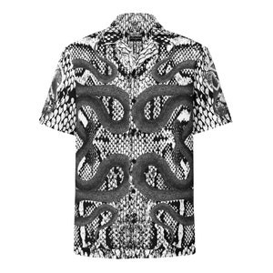 Peut inclure: Une chemise à manches courtes à boutons, noire et blanche, avec un motif peau de serpent. La chemise a un col boutonné et une fermeture à boutons.