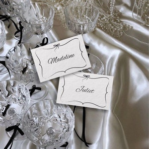 Diseño de tarjetas con nombre y lugar, plantilla editable, caligrafía ondulada, lazo, París, despedidas de soltera, papelería para bodas, A4, imprimible, descarga instantánea