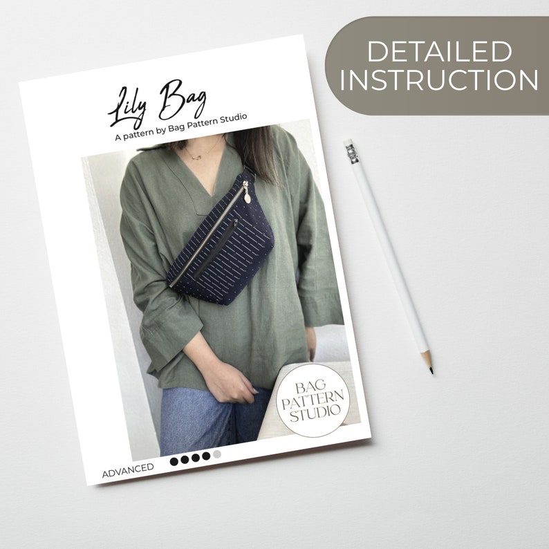 K&ouml;nnte beinhalten: Ein digitales Download-Muster f&uuml;r eine Lily Bag, eine stylische und moderne Bauchtasche. Das Muster ist f&uuml;r ein fortgeschrittenes N&auml;hprojekt und beinhaltet detaillierte Anleitungen. Das Bild zeigt ein Model, das die fertige Tasche tr&auml;gt.