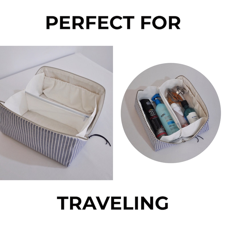 Peut inclure: Une trousse de toilette ray&eacute;e bleu et blanche avec une fermeture &eacute;clair et un int&eacute;rieur blanc. La trousse est ouverte et comporte plusieurs compartiments. La trousse est id&eacute;ale pour organiser les articles de toilette et autres petits objets.