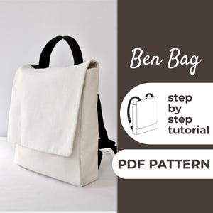 Może przedstawiać: Biały plecak z czarnym uchwytem i paskami. Torba ma klapę i prostokątny kształt. Tekst po prawej stronie brzmi "Ben Bag" i "PDF PATTERN". Widoczny jest również rysunek linii torby.