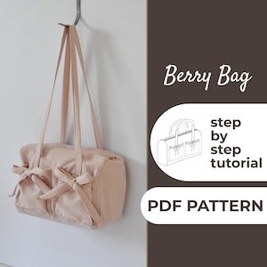 Puede incluir: Una taza de cerámica blanca con un asa negra y el texto "But First, Coffee" en negrita negra. La taza está llena de un líquido oscuro, probablemente café, y se encuentra sobre una superficie clara.