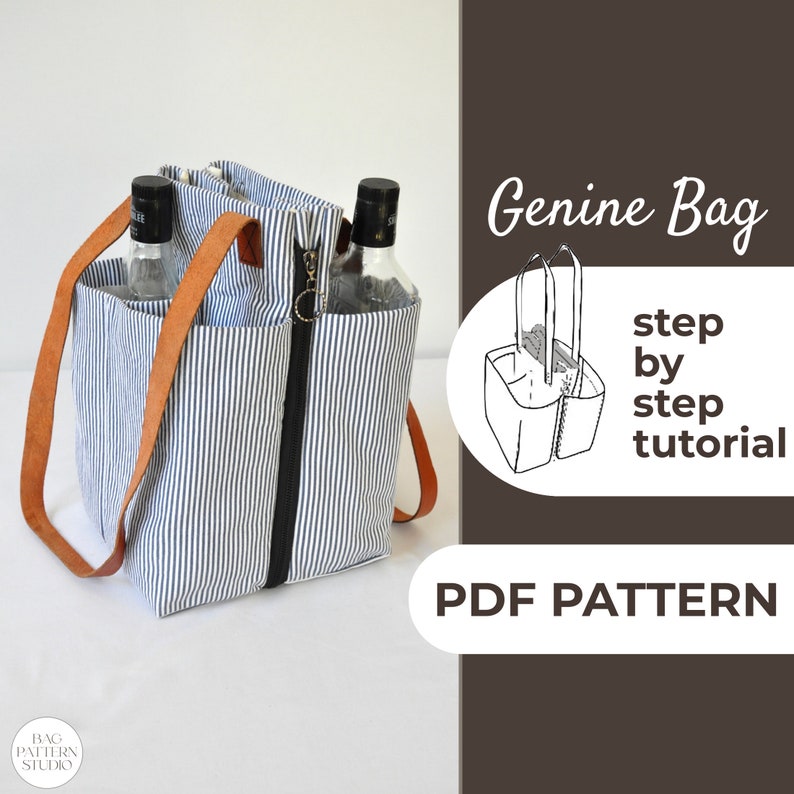 Puede incluir: Una bolsa de tela a rayas azules y blancas con asas de cuero marr&oacute;n y cierre de cremallera. La bolsa est&aacute; dise&ntilde;ada para llevar dos botellas. La imagen incluye el texto "Genuine Bag step by step tutorial PDF PATTERN".