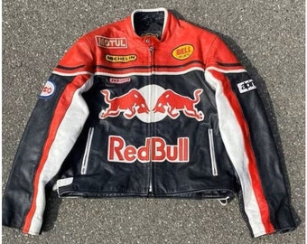 Handgefertigte Vintage Red Bull Motorrad Racing Kuhlederjacke für Herren | Motorrad Y2K 90er Jahre Streetwear Fashion Apparel Gesticktes Logo Patches