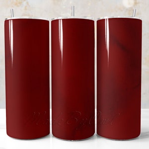 Könnte beinhalten: Drei Edelstahlbecher mit Deckel und Strohhalmen. Die Becher sind in einem tiefen Rot.