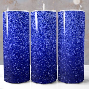 Puede incluir: Tres vasos de acero inoxidable con un dise&ntilde;o azul degradado de purpurina. Los vasos tienen tapas y pajitas.