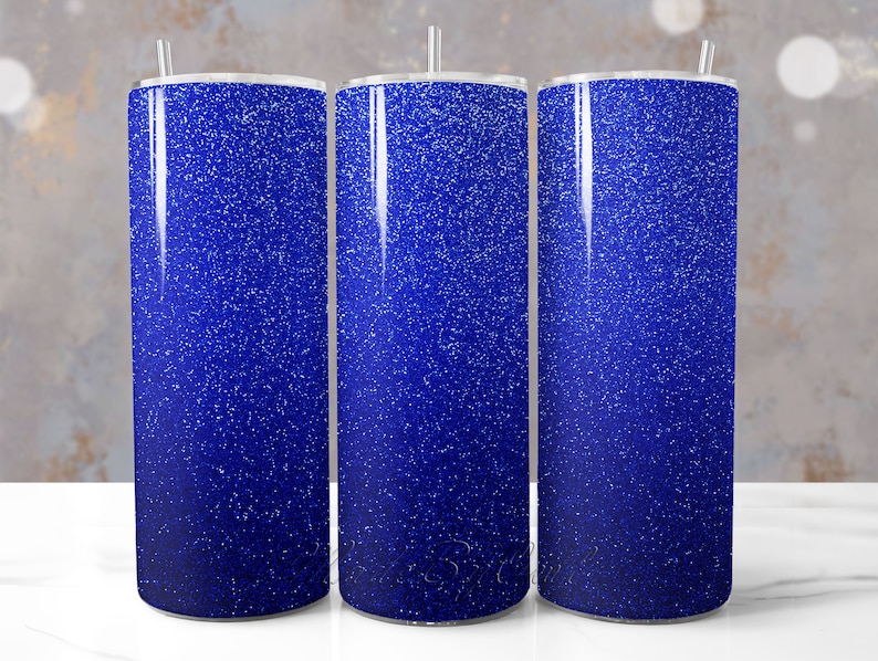 Puede incluir: Tres vasos de acero inoxidable con un dise&ntilde;o azul degradado de purpurina. Los vasos tienen tapas y pajitas.