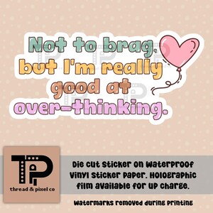 Op de afbeelding: Een sticker met een roze hartballon en de tekst "Niet om op te scheppen, maar ik ben echt goed in overdenken."