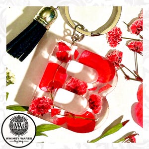 Gepersonaliseerde sleutelhanger, geperste bloemen, initiële bedel voor vrouwen, aangepaste schoolrugzaklabel, trendy sleutelhanger, aangepast bruidscadeau
