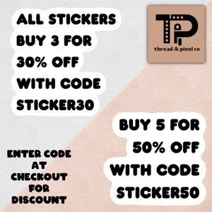 Op de afbeelding: Twee witte stickers met zwarte tekst. De eerste sticker zegt "ALL STICKERS BUY 3 FOR 30% OFF WITH CODE STICKER30". De tweede sticker zegt "BUY 5 FOR 50% OFF WITH CODE STICKER50".