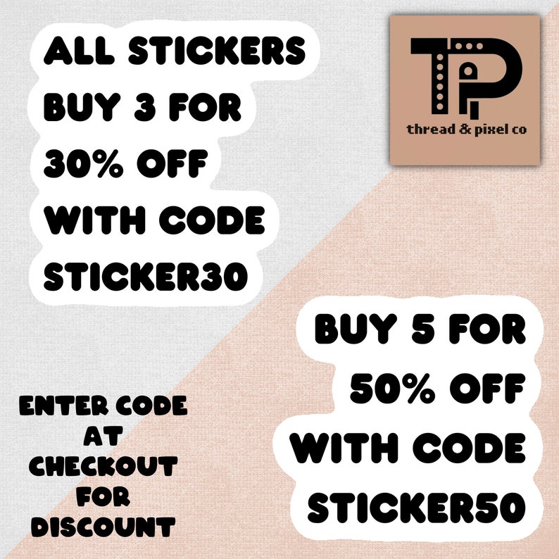 Op de afbeelding: Twee witte stickers met zwarte tekst. De eerste sticker zegt "ALL STICKERS BUY 3 FOR 30% OFF WITH CODE STICKER30". De tweede sticker zegt "BUY 5 FOR 50% OFF WITH CODE STICKER50".