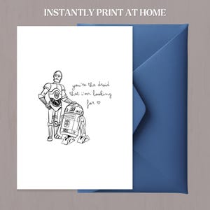 Könnte beinhalten: Eine weiße Grußkarte mit einer Schwarz-Weiß-Illustration von C-3PO und R2-D2. Auf der Karte steht "you're the droid that I'm looking for" mit einem Herz. Ein blauer Umschlag ist ebenfalls zu sehen.