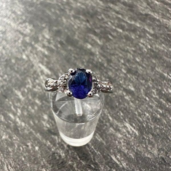 Prunkvoller Silberfarbener Modeschmuck Ring mit Blauen Glitzersteinen