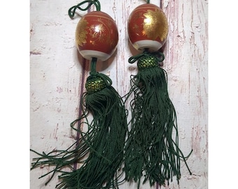 Vintage Japanse rolgewichten 9" rood/oranje met groene kwastjes