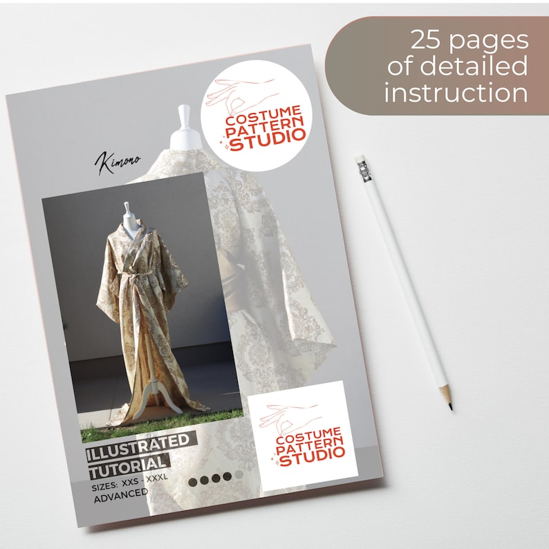 K&ouml;nnte beinhalten: Ein digitaler Download-Schnittmuster f&uuml;r einen Kimono mit 25 Seiten illustrierten Anleitungen. Das Schnittmuster ist f&uuml;r die Gr&ouml;&szlig;en XXS bis XXXL und gilt als fortgeschritten. Das Bild zeigt ein Model, das einen gold-wei&szlig; gemusterten Kimono tr&auml;gt.