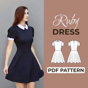 Puede incluir: Un vestido azul marino oscuro con cuello y puños blancos, con mangas cortas abullonadas y falda acampanada. La imagen incluye el texto Ruby DRESS PDF PATTERN y dibujos técnicos de línea de la parte delantera y trasera del vestido.