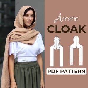 Pode incluir: Uma mulher usando uma capa com capuz bege. A capa é drapeada sobre uma blusa branca e uma saia verde-oliva. A imagem inclui o texto "Arcane CLOAK PDF PATTERN" com ilustrações do design da capa.