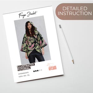以下が含まれることがあります： 「Freya Jacket」パターンのイラスト付きチュートリアル。画像には、ピンクとグリーンのペイズリー柄の黒いジャケットを着た女性が写っています。チュートリアルは「Intermediate」と表示され、サイズXXS-7XLが含まれています。