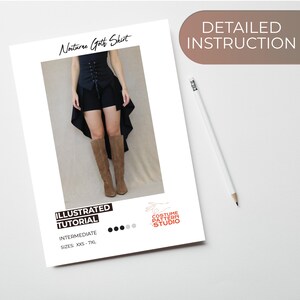 Pode incluir: Um tutorial impresso intitulado "Nocturne Goth Skirt" com uma saia preta com bainha alta-baixa, um top preto e botas castanhas. O tutorial inclui o texto "Illustrated Tutorial" e "Intermediate" com tamanhos XXS-7XL. Um l&aacute;pis est&aacute; sobre a superf&iacute;cie branca.