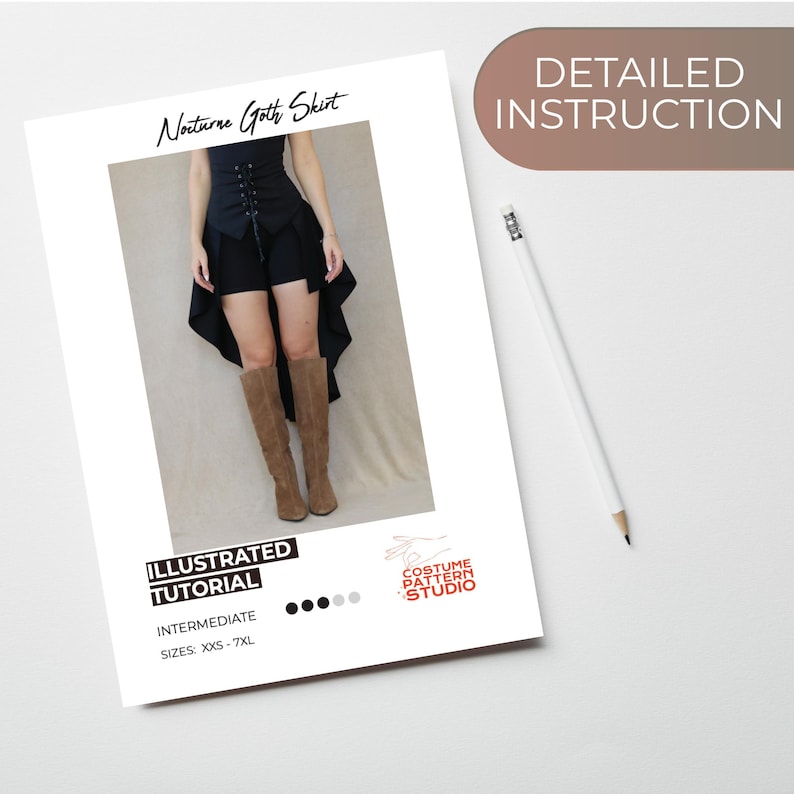 Pode incluir: Um tutorial impresso intitulado "Nocturne Goth Skirt" com uma saia preta com bainha alta-baixa, um top preto e botas castanhas. O tutorial inclui o texto "Illustrated Tutorial" e "Intermediate" com tamanhos XXS-7XL. Um l&aacute;pis est&aacute; sobre a superf&iacute;cie branca.