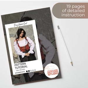 Pu&ograve; includere: Un modello di download digitale per un progetto di cucito di corsetto Daisy Underbust. Il modello include 19 pagine di istruzioni dettagliate ed &egrave; per le taglie XXS-XXXL. Il modello &egrave; classificato come di difficolt&agrave; intermedia. L'immagine mostra una donna che indossa il corsetto finito.
