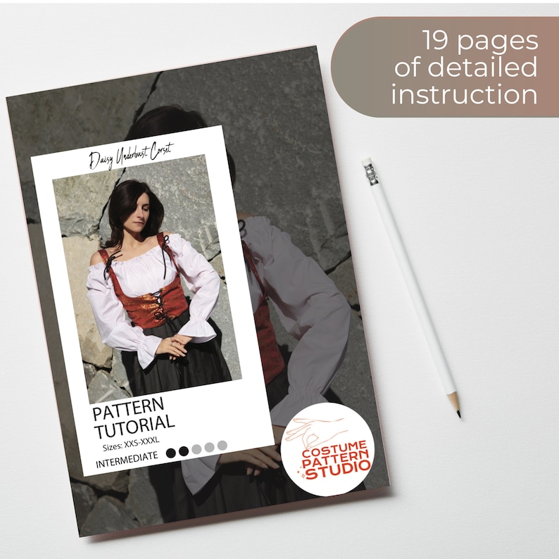 Pu&ograve; includere: Un modello di download digitale per un progetto di cucito di corsetto Daisy Underbust. Il modello include 19 pagine di istruzioni dettagliate ed &egrave; per le taglie XXS-XXXL. Il modello &egrave; classificato come di difficolt&agrave; intermedia. L'immagine mostra una donna che indossa il corsetto finito.