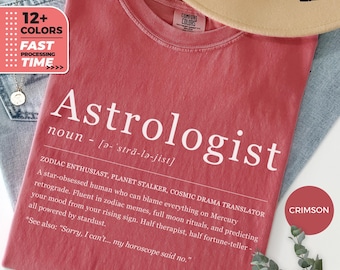 Könnte beinhalten: Karmesinrotes T-Shirt mit dem Wort "Astrologist" in Weiß, zusammen mit einer Definition und zugehörigem Text. Das Shirt zeigt auch den Text "12+ COLORS" und "FAST PROCESSING TIME".