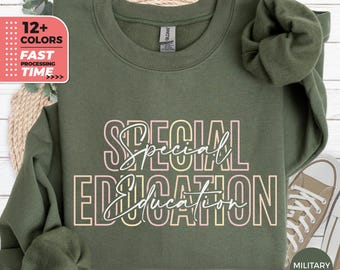 Könnte beinhalten: Ein militärgrüner Pullover mit dem Text "Special Education" in rosa, gelben und weißen Buchstaben.