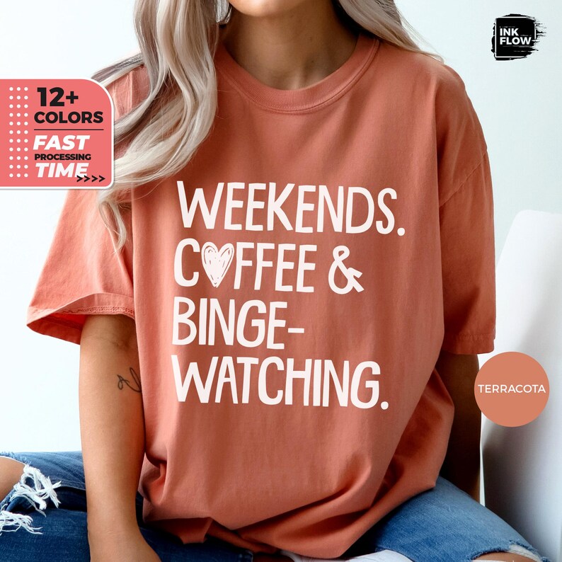 Camiseta de fines de semana, café y maratones de series, camiseta Comfort Colors®, camiseta acogedora para noches de cine, camiseta divertida para amantes de las series, regalo para adictos al streaming imagen 2