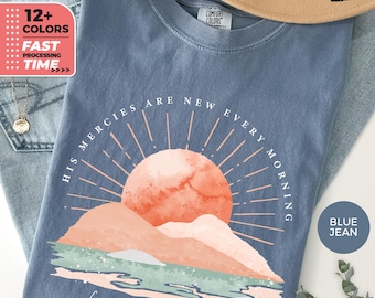 Hans nåd är ny varje morgon komfortfärger t-shirt, kristen solnedgångsskrift t-shirt, klagovisorna 3:22-23 berg grafisk t-shirt