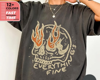 Camiseta con calavera en llamas "Todo está bien", sarcástica y desgastada, Comfort Colors®, retro con estampado de calavera de Halloween, estilo grunge
