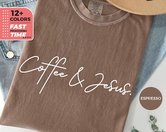 Op de afbeelding: Een bruin T-shirt met de tekst "Coffee & Jesus" in witte letters. Het shirt is gemaakt van een zacht, comfortabel materiaal en heeft een verweerde look. De tekst "Espresso" is zichtbaar in de rechterbenedenhoek van de afbeelding.